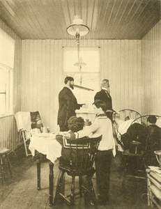 602680 Afbeelding van het uitbeelden van het werk van het Groene Kruis, een onderdeel van de jubileumtentoonstelling ...